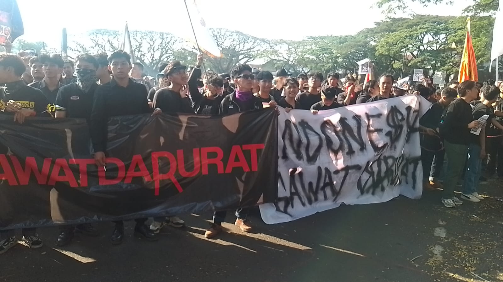 Ratusan Mahasiswa UB Kepung DPRD Kota Malang, Suarakan “Indonesia Gawat Darurat”
