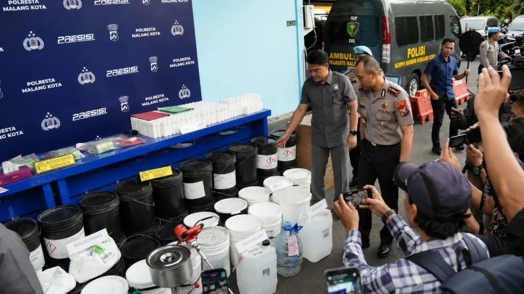 Polresta Malang Bongkar Pabrik Kosmetik Ilegal, Sita 1,4 Ton Bahan Baku