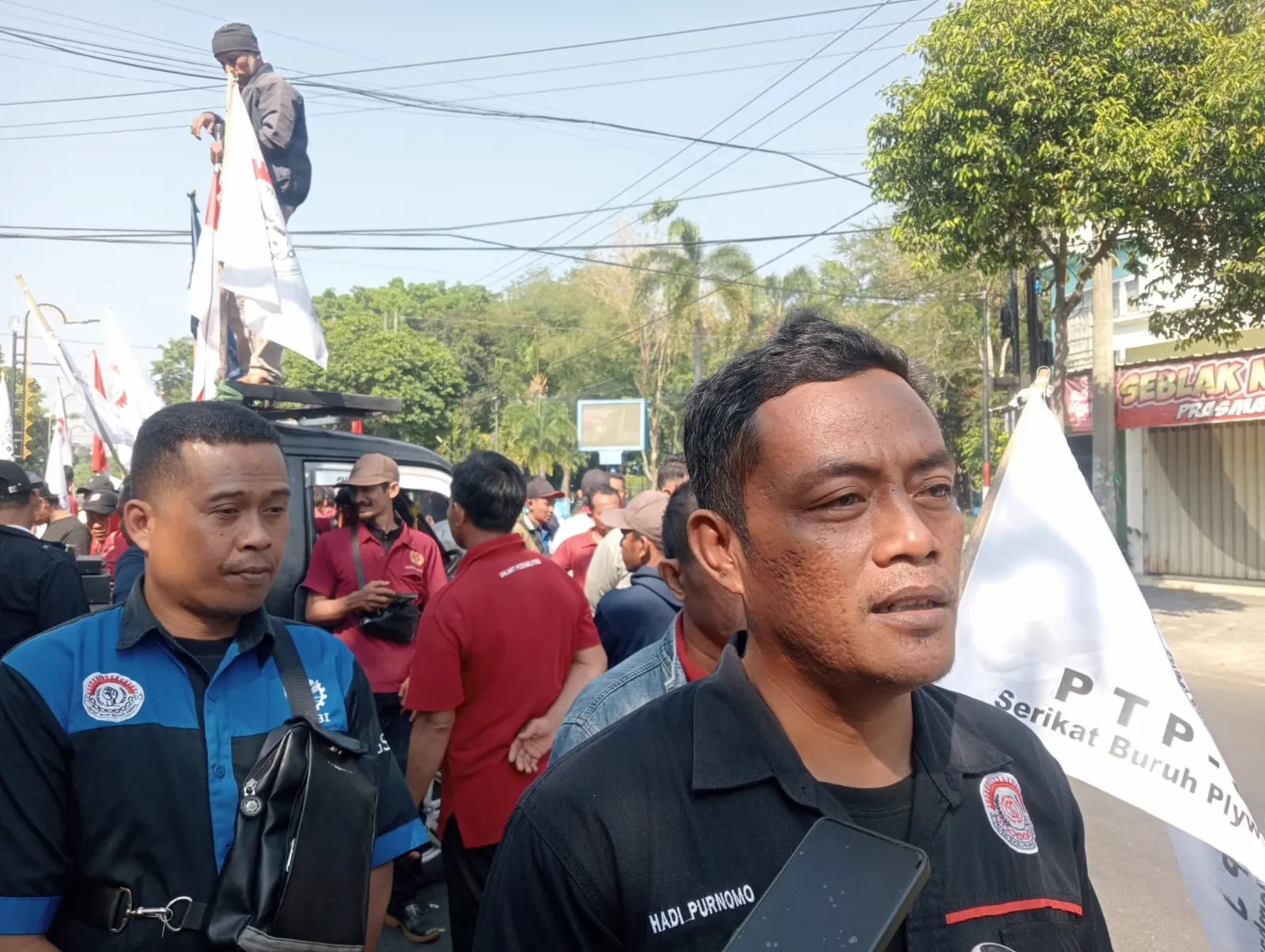 1.286 Buruh PT SGS Di-PHK, Puluhan Dirikan Tenda di Disnaker Jombang