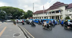 Ratusan Sopir Angkot Geruduk Surabaya, Tolak Trans Jatim Koridor II