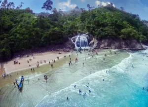 Bowele Malang, Surga Wisata Pantai dengan Air Terjun Langsung ke Laut yang Wajib Dikunjungi