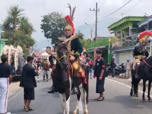 Khamim Tohari Tampil sebagai Patih Majapahit, Karnaval Satu Abad Desa Tulungrejo Pukau Ribuan Warga