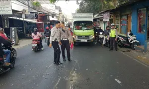 Salip dari Kiri Berujung Celaka, Pemotor Beat Tabrak Tangki Pertamina di Muharto