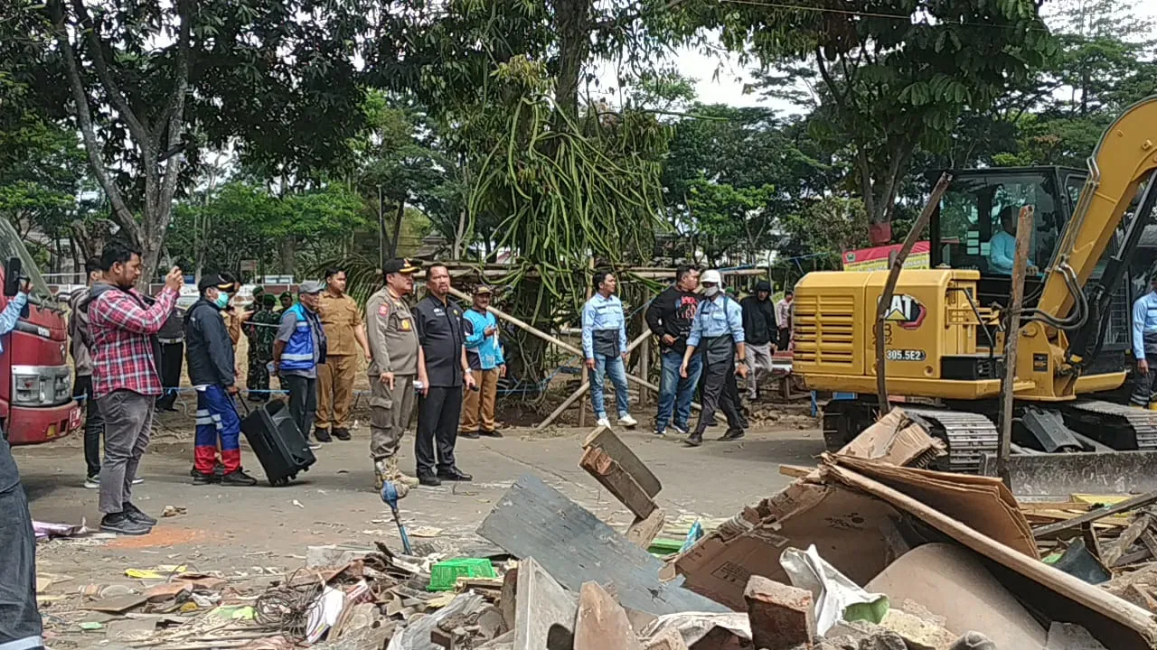 Warung Kopi Pangku di Selatan GOR Ken Arok Dibongkar, Pemkot Klaim Amankan Aset