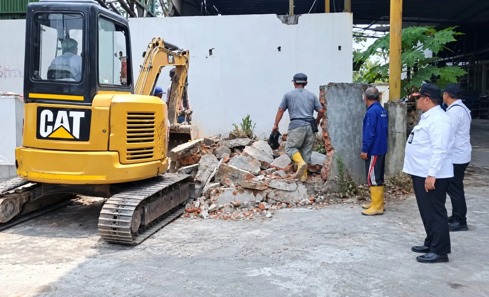 Bangunan di Atas Saluran Irigasi Dibongkar Pemkot Malang