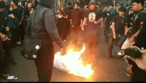 AMARAH Brawijaya Bakar Pocong Depan DPRD, Didesak Pemerintah Hentikan Perampasan Ruang Hidup