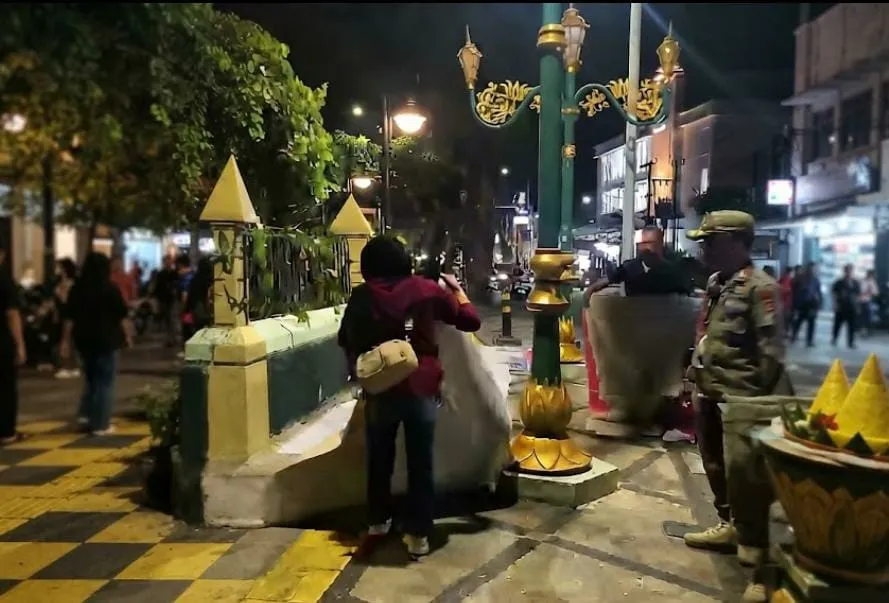 Trotoar Kayutangan Diserobot, Satpol PP Temukan PKL, Musisi hingga Banner Jadi Alas Duduk