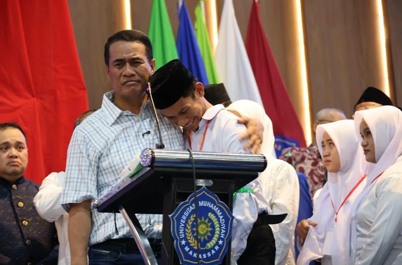 Terharu Kisah Maba Unismuh, Mentan Amran Bayar Kos 3 Tahun