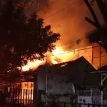 Diputus PLN, Lilin Jatuh Bakar Kelambu Kamar hingga Rumah Lansia Lowokwaru Terbakar Hebat