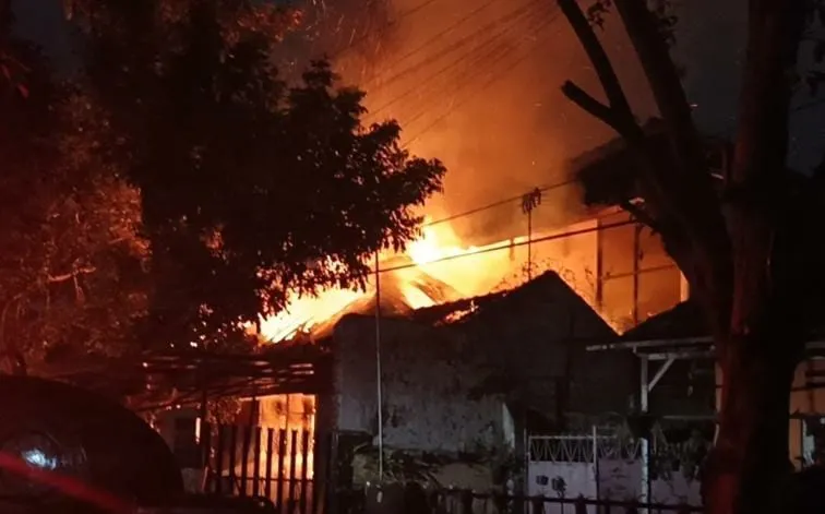 Diputus PLN, Lilin Jatuh Bakar Kelambu Kamar hingga Rumah Lansia Lowokwaru Terbakar Hebat