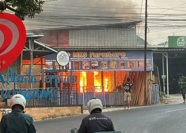 Gudang Kayu Terbakar di Dau, Kerugian Capai Rp200 Juta