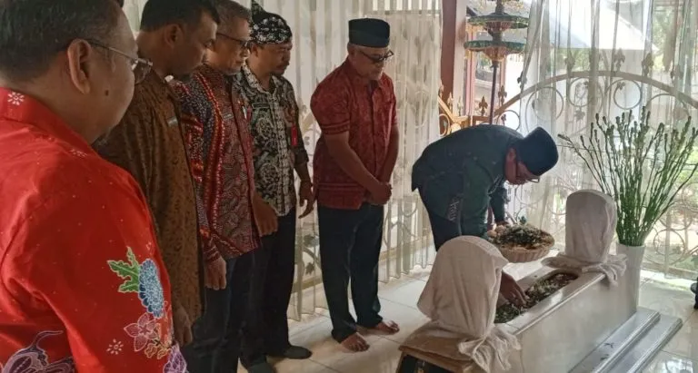 Jelang Hari Jadi ke-25 Kota Batu, Wali Kota Nurochman Ziarah ke Makam Mbah Batu