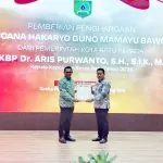AKBP Aris Purwanto Terima Lencana Penghargaan Pemkot Batu, Panji Gedhe Prabowo Resmi Gantikan