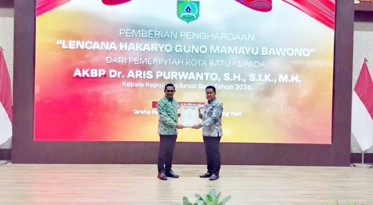 AKBP Aris Purwanto Terima Lencana Penghargaan Pemkot Batu, Panji Gedhe Prabowo Resmi Gantikan