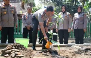 Green Policing Polresta Malang, Warga Diajak Menanam Pohon dan Cegah Kebakaran