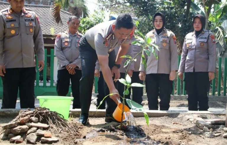 Green Policing Polresta Malang, Warga Diajak Menanam Pohon dan Cegah Kebakaran