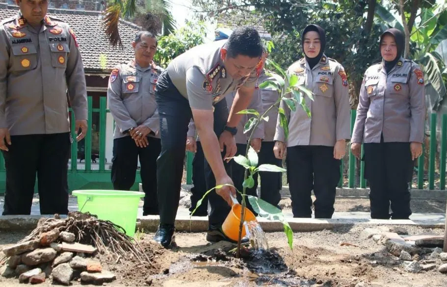 Green Policing Polresta Malang, Warga Diajak Menanam Pohon dan Cegah Kebakaran